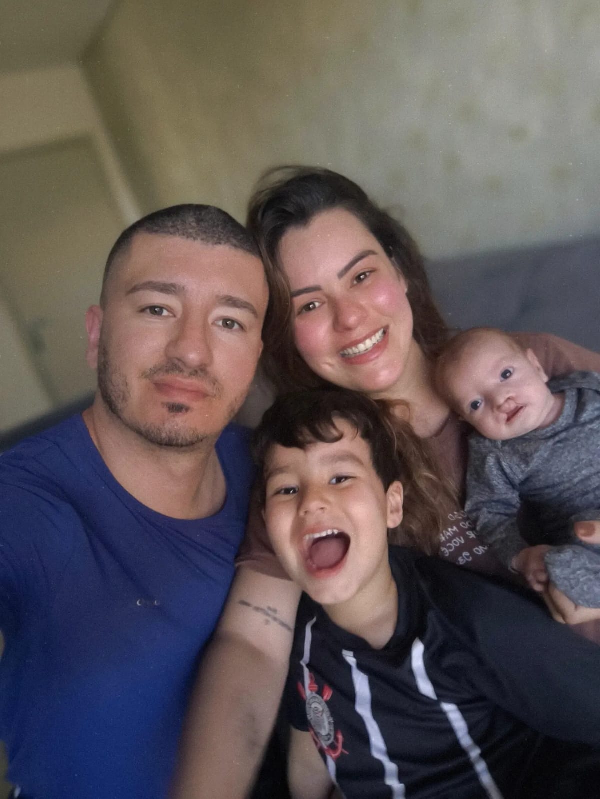 Ravi com sua mãe, seu pai e seu irmão